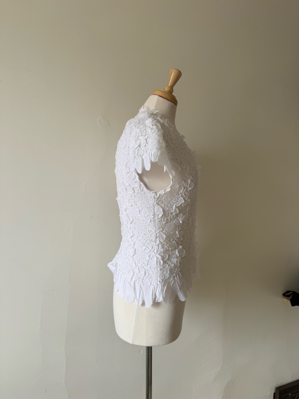 Alison Sheri Textured Lace Appliqué Top White Floral - Picture 2 of 6